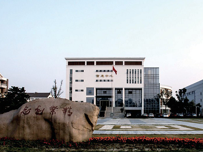 學(xué)校大門(mén)
